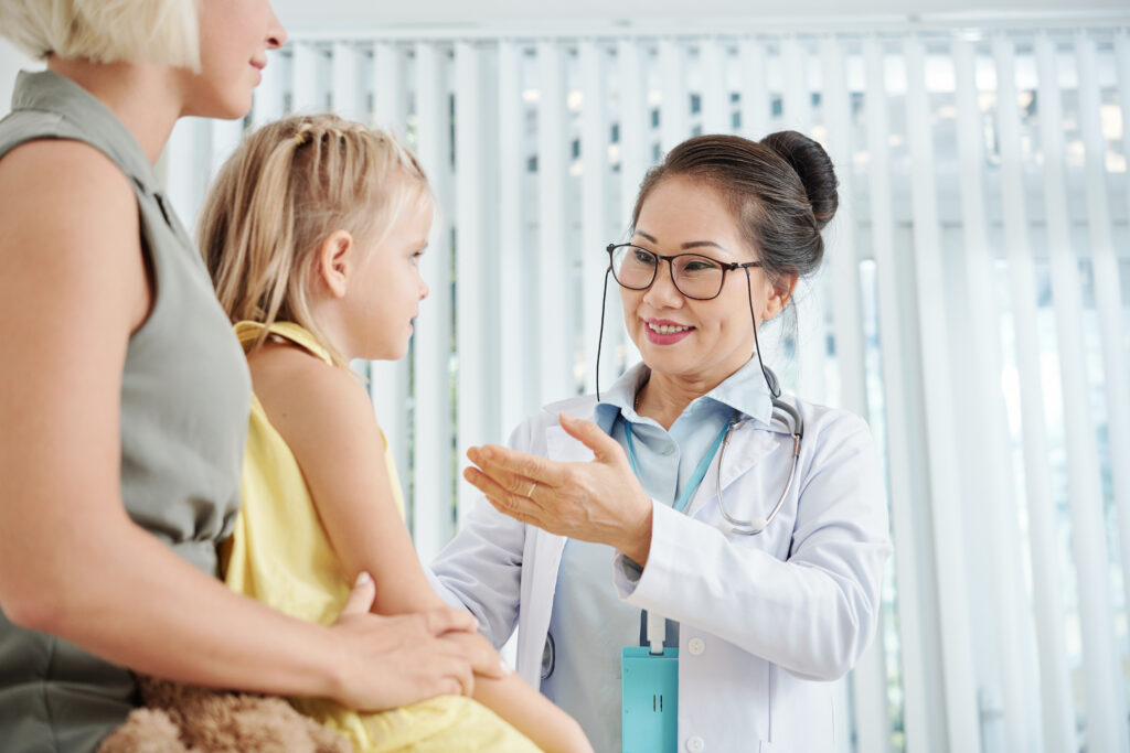 Pediatrician talking to little girl 1014089 1